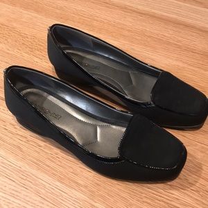 Bandolino black flats